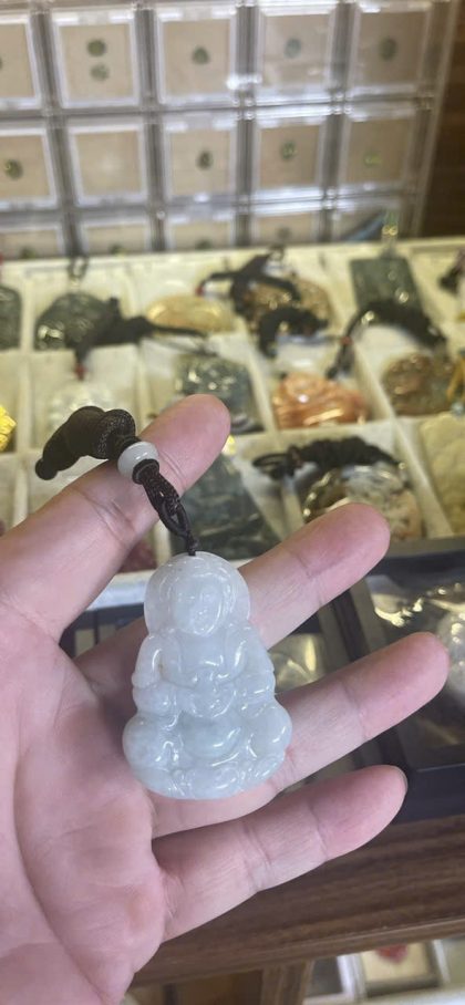 Mặt dây Quan Âm toạ sen cẩm thạch trắng