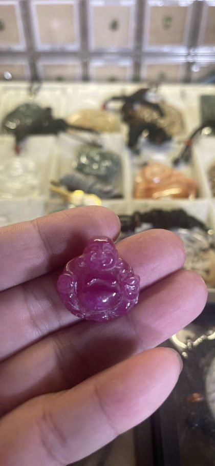 Mặt Phật Di Lặc chạm khắc từ Ruby