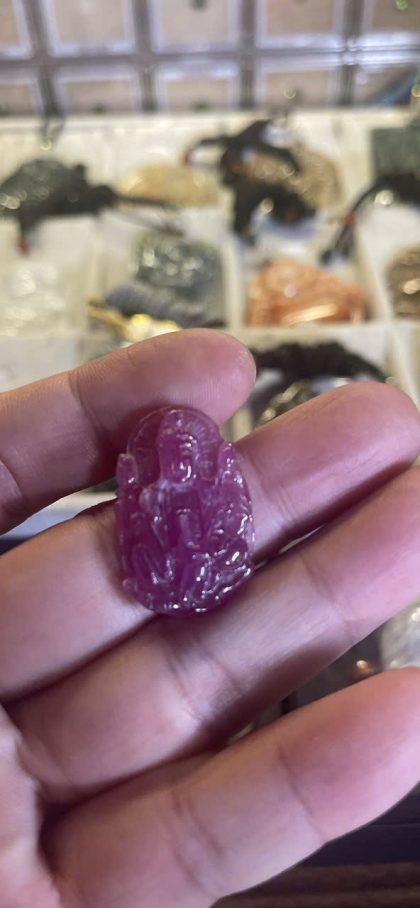 Mặt Quan Âm chạm khắc từ Ruby
